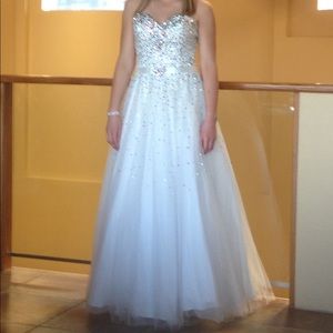 Tony Bowls size 8/10 white ball gown. Perfect for a pageant, prom, or wedding.